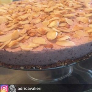 Torta Low carb high fat de frutas vermelhas e castanhas